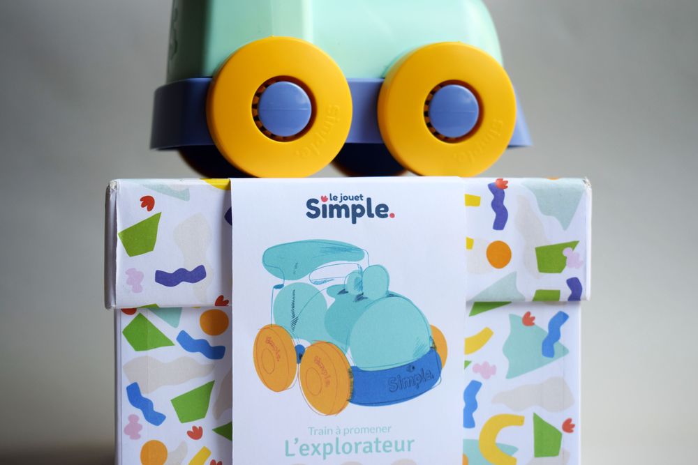 Gifts - The small walking train made of recycled and logged plastic - LE JOUET SIMPLE.
