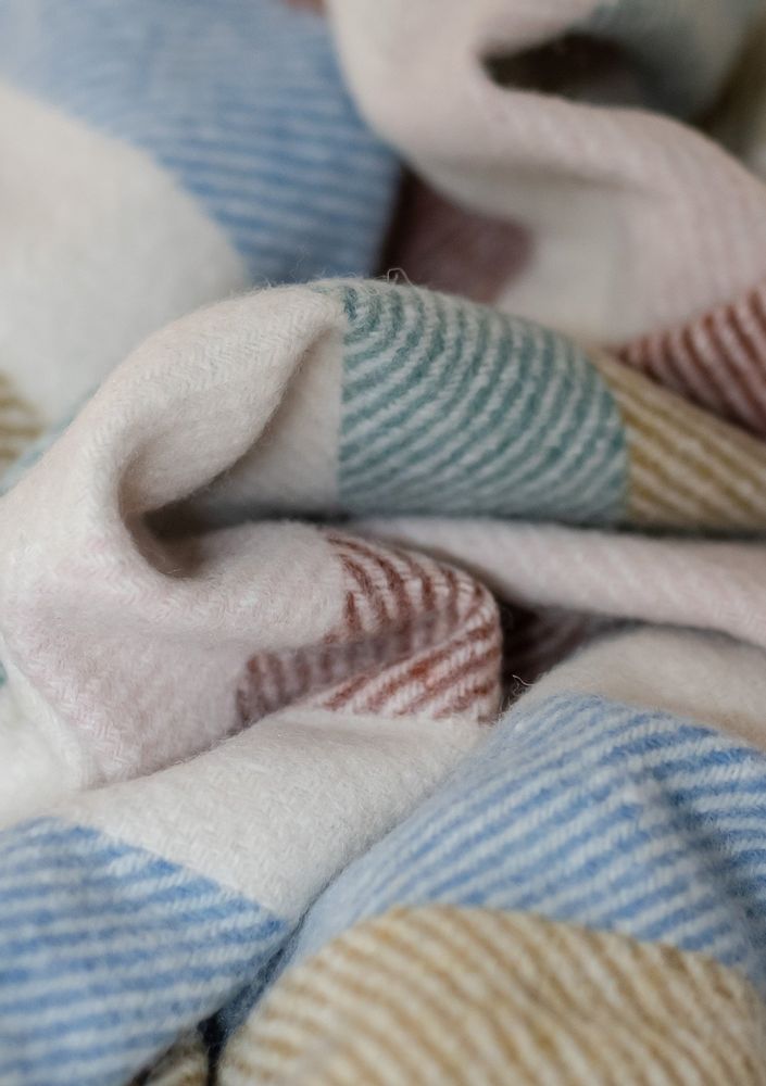 Plaids - Couverture en laine recyclée en chevrons à rayures arc-en-ciel - THE TARTAN BLANKET CO.