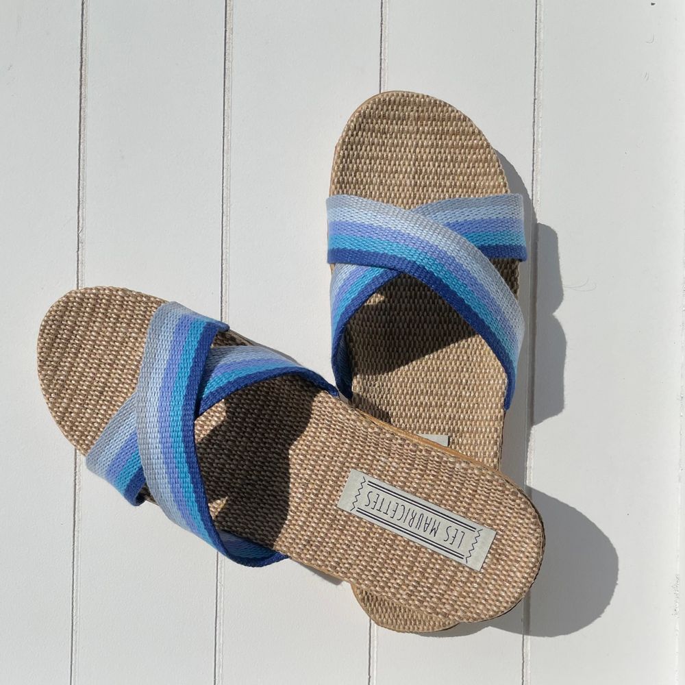 Homewear bien-être - Les Mauricettes de Sabine, claquettes femme croisées camaïeu bleu - LES MAURICETTES