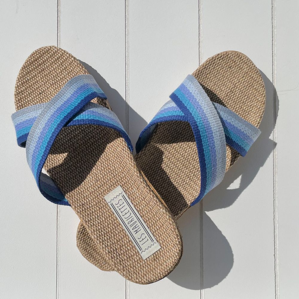 Homewear bien-être - Les Mauricettes de Sabine, claquettes femme croisées camaïeu bleu - LES MAURICETTES