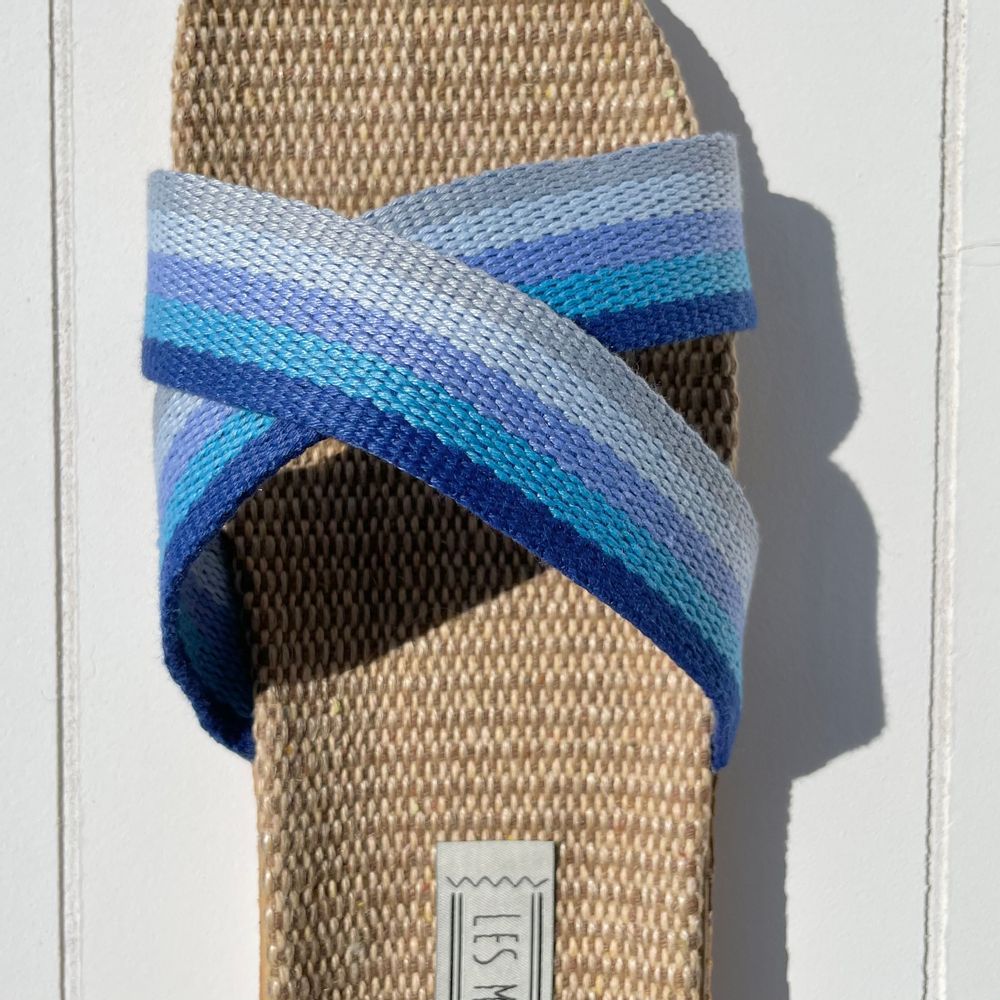Homewear bien-être - Les Mauricettes de Sabine, claquettes femme croisées camaïeu bleu - LES MAURICETTES