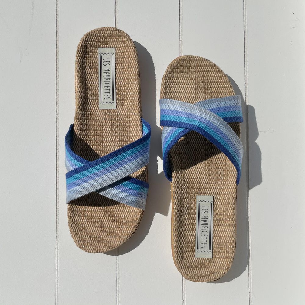 Homewear bien-être - Les Mauricettes de Sabine, claquettes femme croisées camaïeu bleu - LES MAURICETTES