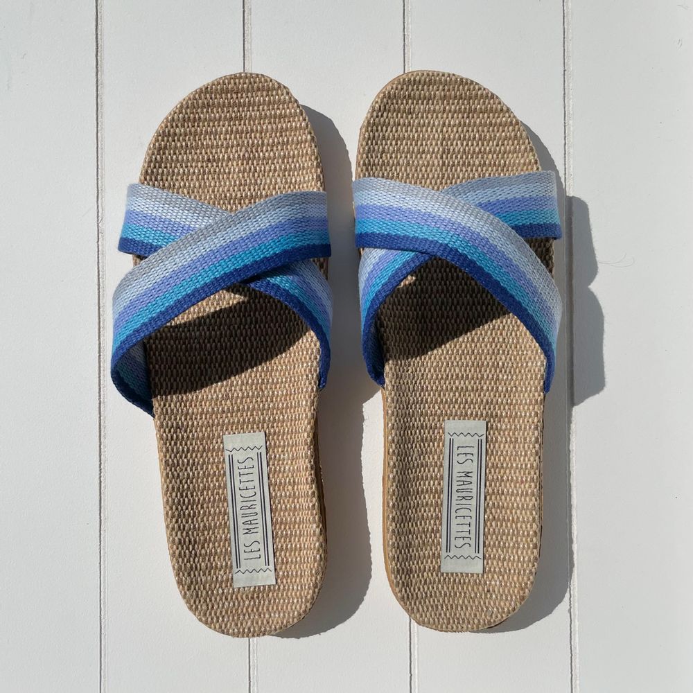 Homewear bien-être - Les Mauricettes de Sabine, claquettes femme croisées camaïeu bleu - LES MAURICETTES