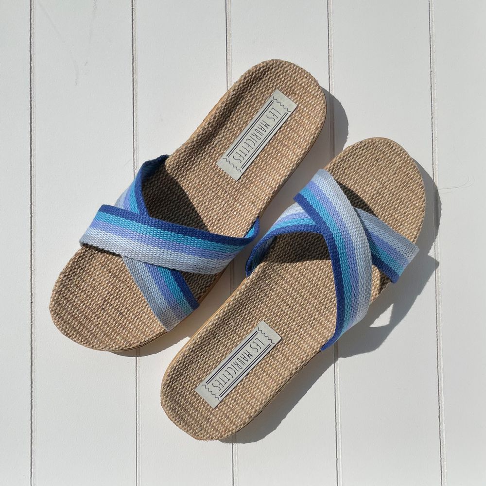 Homewear bien-être - Les Mauricettes de Sabine, claquettes femme croisées camaïeu bleu - LES MAURICETTES