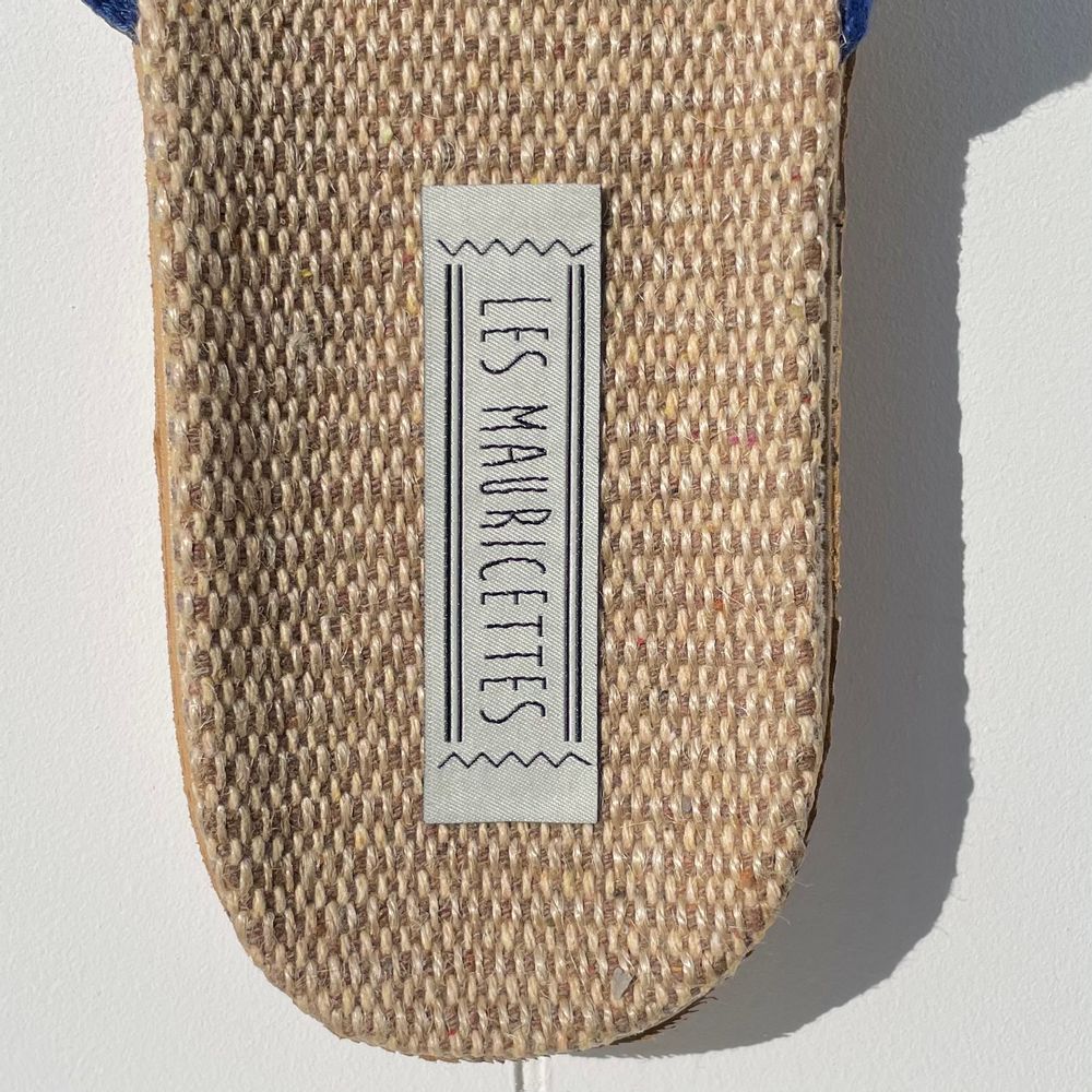 Homewear bien-être - Les Mauricettes de Sabine, claquettes femme croisées camaïeu bleu - LES MAURICETTES