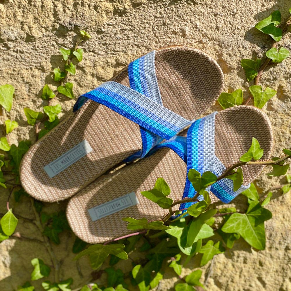 Homewear bien-être - Les Mauricettes de Sabine, claquettes femme croisées camaïeu bleu - LES MAURICETTES