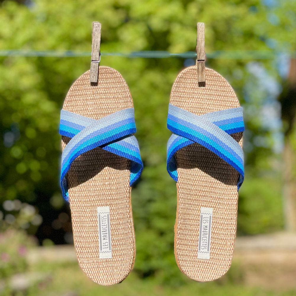 Homewear bien-être - Les Mauricettes de Sabine, claquettes femme croisées camaïeu bleu - LES MAURICETTES