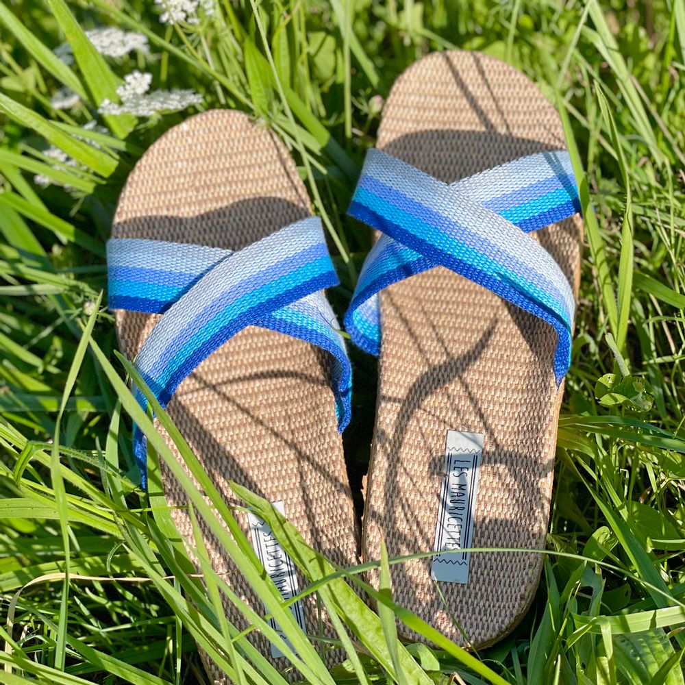 Homewear bien-être - Les Mauricettes de Sabine, claquettes femme croisées camaïeu bleu - LES MAURICETTES