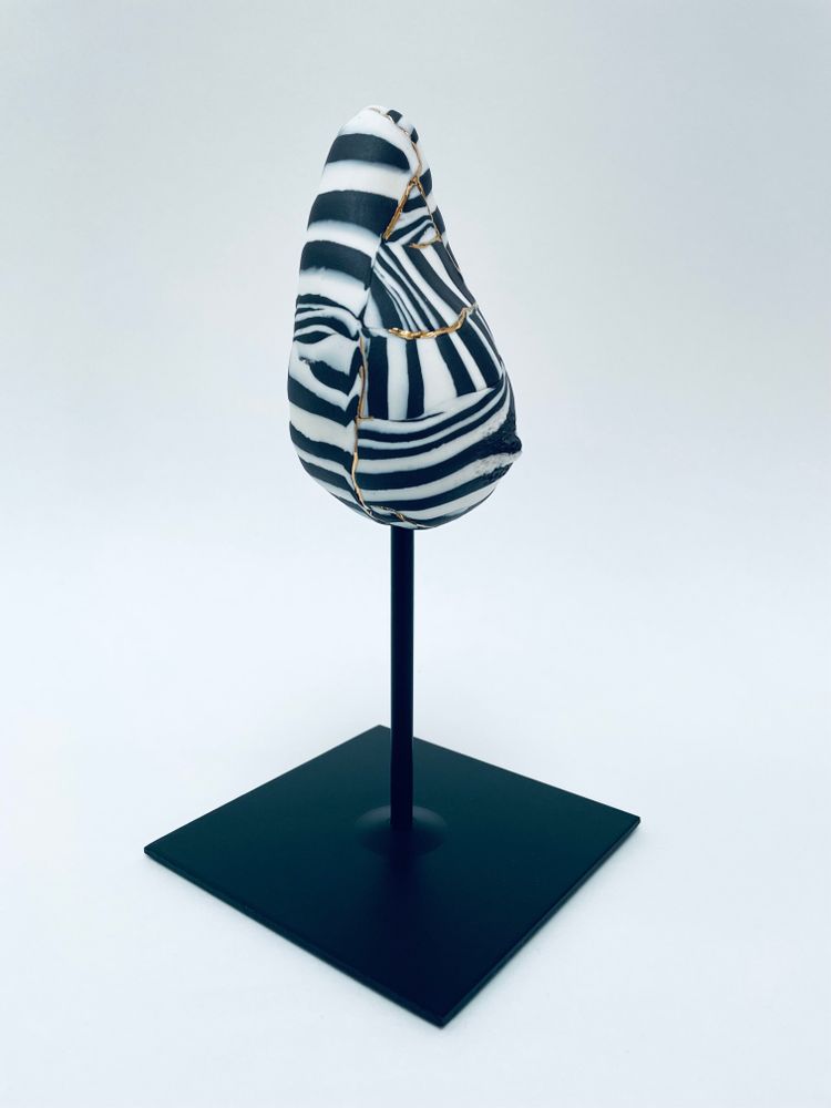 Sculptures, statuettes and miniatures - Sein Zébré Porcelaine Or blanc et noir - GUENAELLE GRASSI