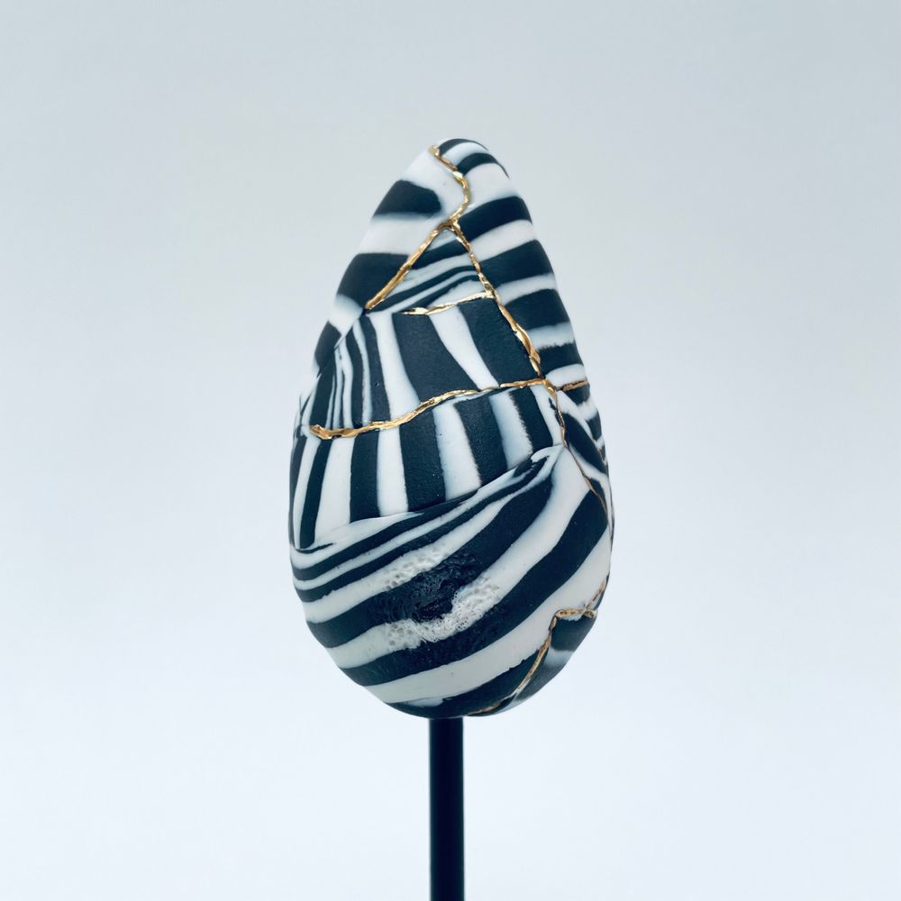Sculptures, statuettes and miniatures - Sein Zébré Porcelaine Or blanc et noir - GUENAELLE GRASSI