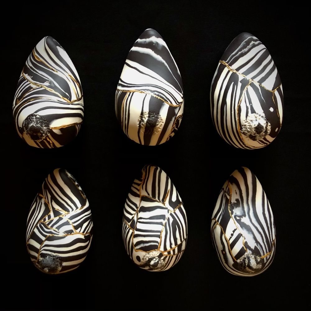 Sculptures, statuettes and miniatures - Sein Zébré Porcelaine Or blanc et noir - GUENAELLE GRASSI