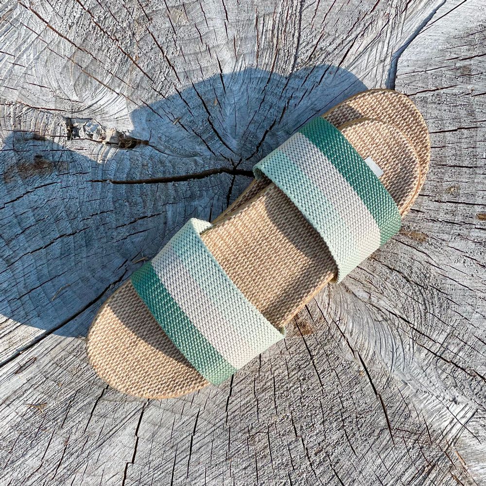 Homewear bien-être - Les Mauricettes d'Aglae, claquettes toile et lin rayées coloris vert - LES MAURICETTES