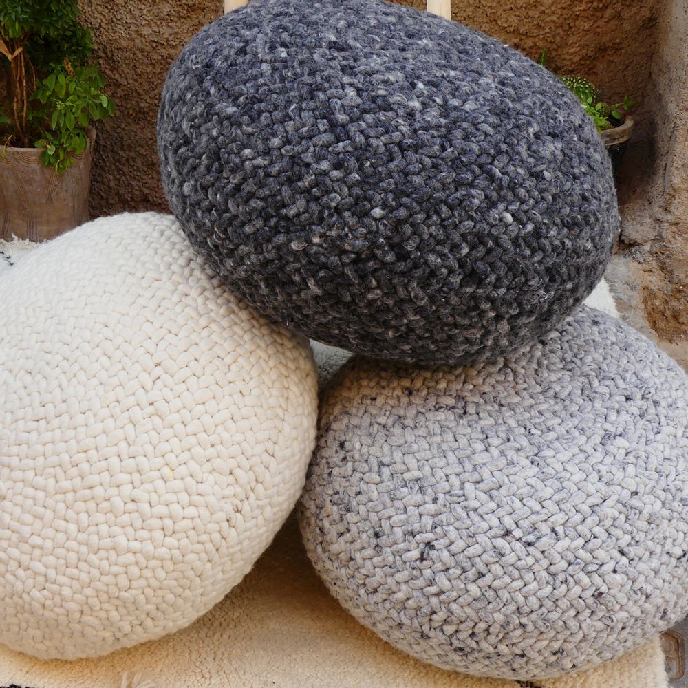 Objets de décoration - Pouf en laine tressée. - CHIC-INTEMPOREL