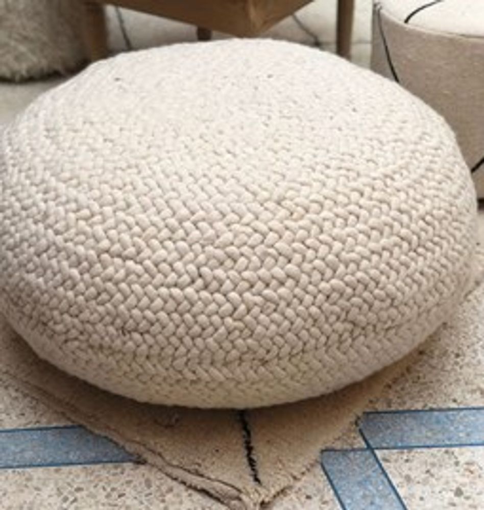 Objets de décoration - Pouf en laine tressée. - CHIC-INTEMPOREL