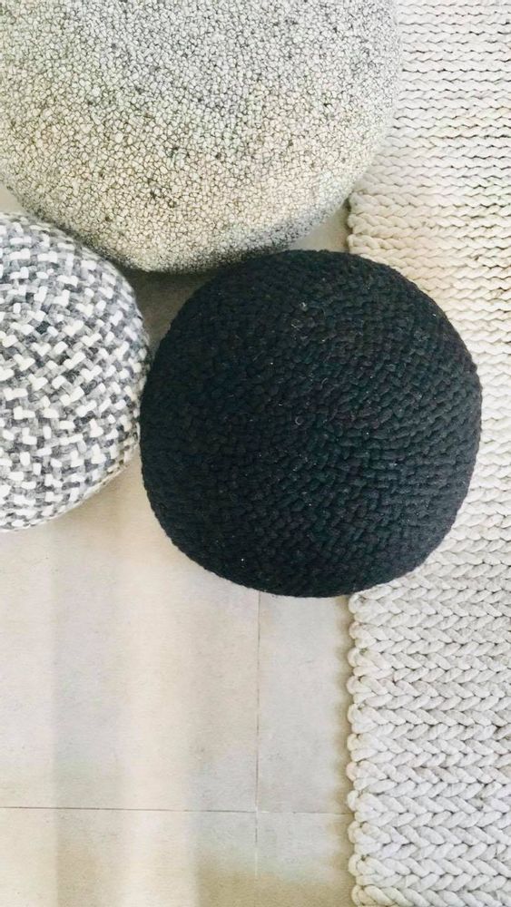 Objets de décoration - Pouf en laine tressée. - CHIC-INTEMPOREL