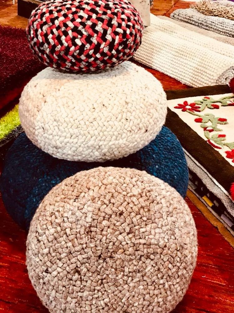 Objets de décoration - Pouf en laine tressée. - CHIC-INTEMPOREL