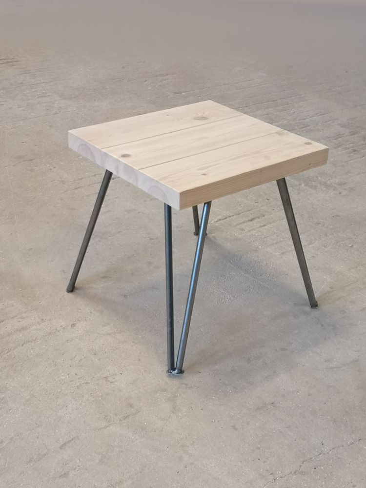 Tables de nuit -  Table d'appoint avec plateau en pin FSC et pieds en V  - LIVING MEDITERANEO