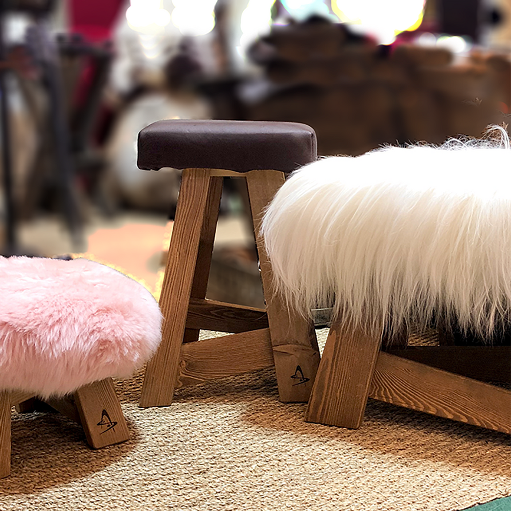 Decorative objects - Larch wood bench with Icelandic sheepskin - L'ATELIER DES TANNERIES