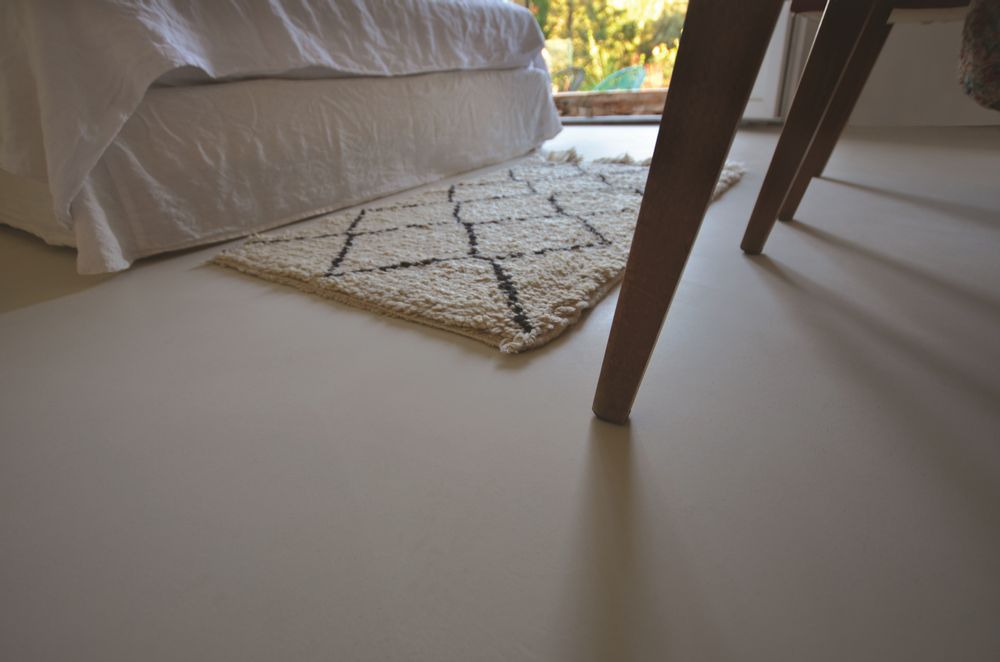 Wall panels - L'AXXX self-levelling coating - MERCADIER TEINTES ET MATIÈRES