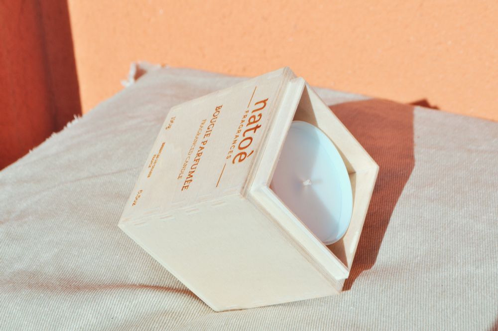 Coffrets et boîtes - BOUGIE INFUSION -N°12- bougie blanche écrin rond / carré en bois  - NATOÈ FRAGRANCES