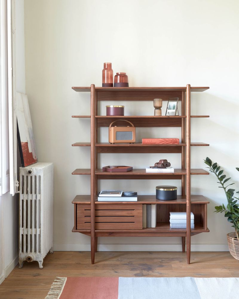 Bibliothèques - Étagère Carolin en bois plaqué de noyer 130 x 169 cm - KAVE HOME