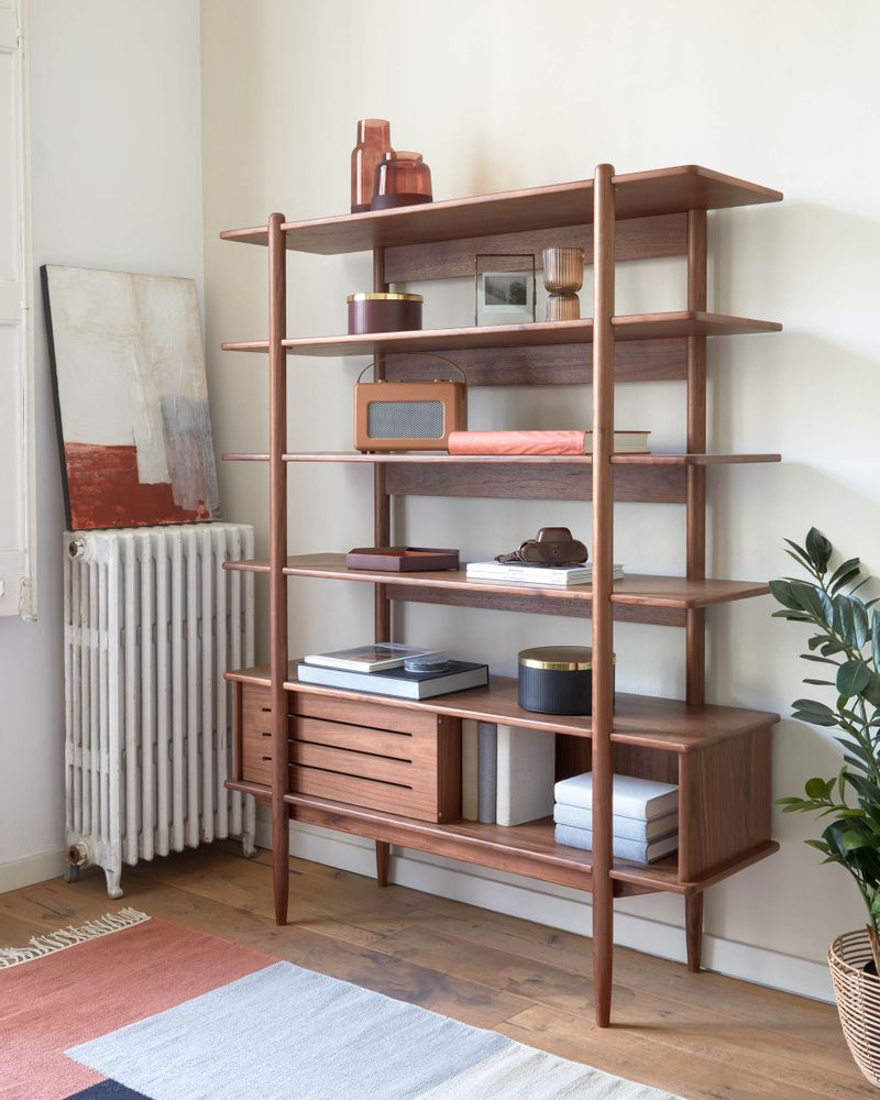 Bibliothèques - Étagère Carolin en bois plaqué de noyer 130 x 169 cm - KAVE HOME