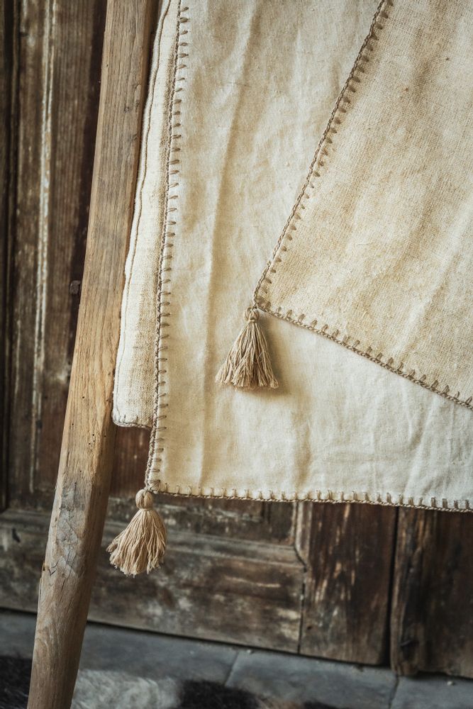 Pièces uniques - Oreiller : chanvre hongrois antique tissé à la main, teint indigo résistant à la cire - LINEAGE BOTANICA - THE ART OF WELLBEING