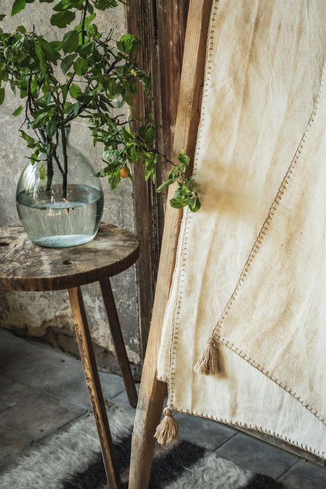 Pièces uniques - Oreiller : chanvre hongrois antique tissé à la main, teint indigo résistant à la cire - LINEAGE BOTANICA - THE ART OF WELLBEING