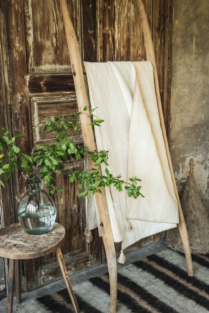 Pièces uniques - Oreiller : chanvre hongrois antique tissé à la main, teint indigo résistant à la cire - LINEAGE BOTANICA - THE ART OF WELLBEING