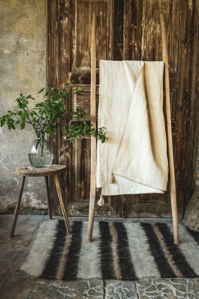 Pièces uniques - Oreiller : chanvre hongrois antique tissé à la main, teint indigo résistant à la cire - LINEAGE BOTANICA - THE ART OF WELLBEING