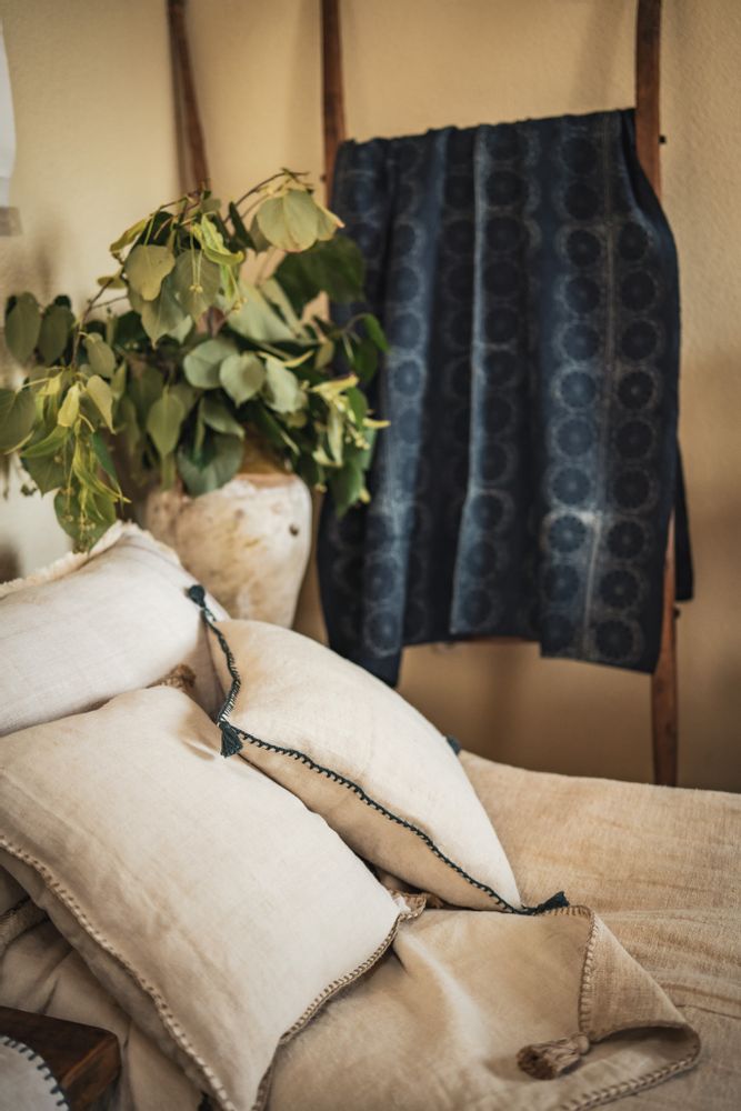 Pièces uniques - Oreiller : chanvre hongrois antique tissé à la main, teint indigo résistant à la cire - LINEAGE BOTANICA - THE ART OF WELLBEING