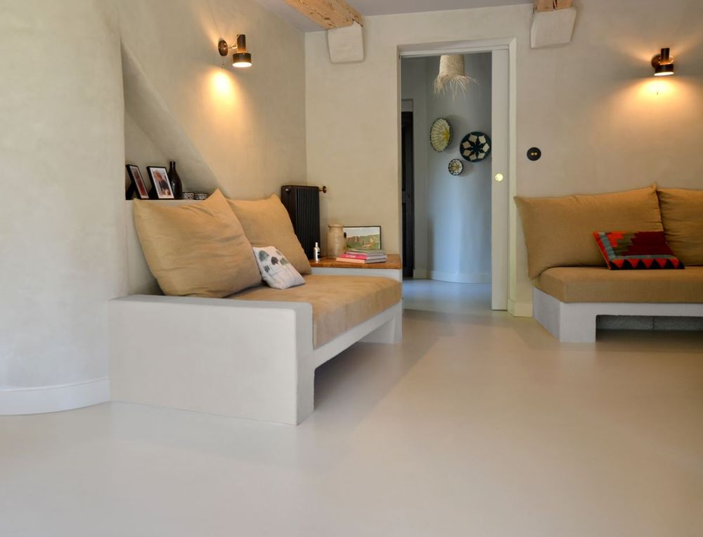 Wall panels - L'AXXX self-levelling coating - MERCADIER TEINTES ET MATIÈRES