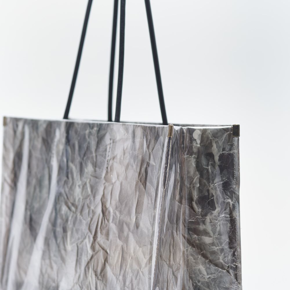Objets de décoration - GINHAKU SHOPPER BAG - sac fourre-tout horizontal en aluminium froissé - KENTO HASHIGUCHI