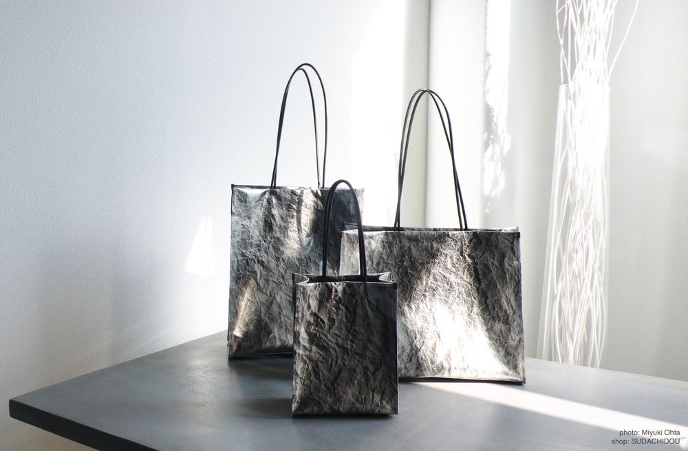 Objets de décoration - GINHAKU SHOPPER BAG - sac fourre-tout horizontal en aluminium froissé - KENTO HASHIGUCHI