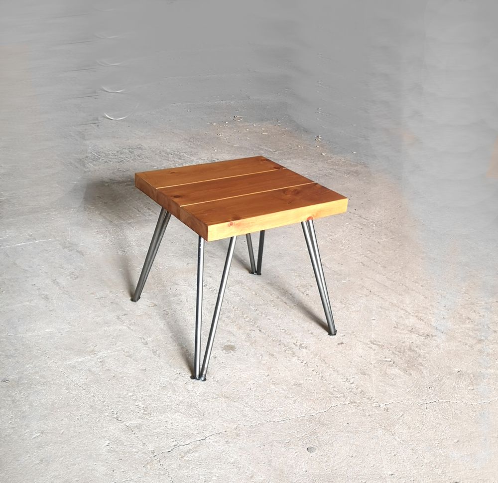 Tables de nuit -  Table d'appoint avec plateau en pin FSC et pieds en V  - LIVING MEDITERANEO