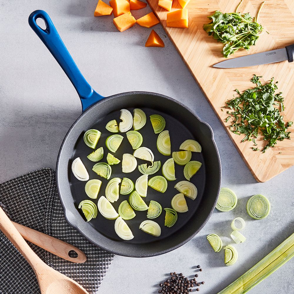 Frying pans - Barbary & Oak Foundry 26cm Round Cast Iron Fry Pan - RKW LTD - BARBARY & OAK