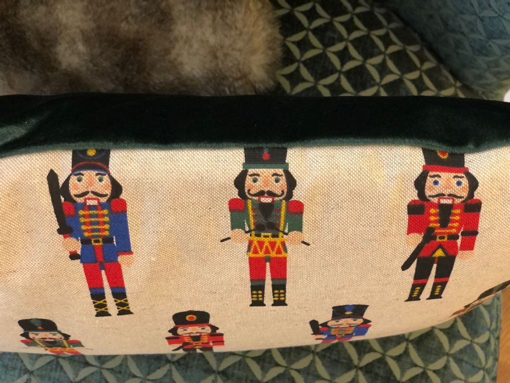 Cushions - Nutcracker cushion with green or red velvet back - AUTHENTIQUE LIVING
