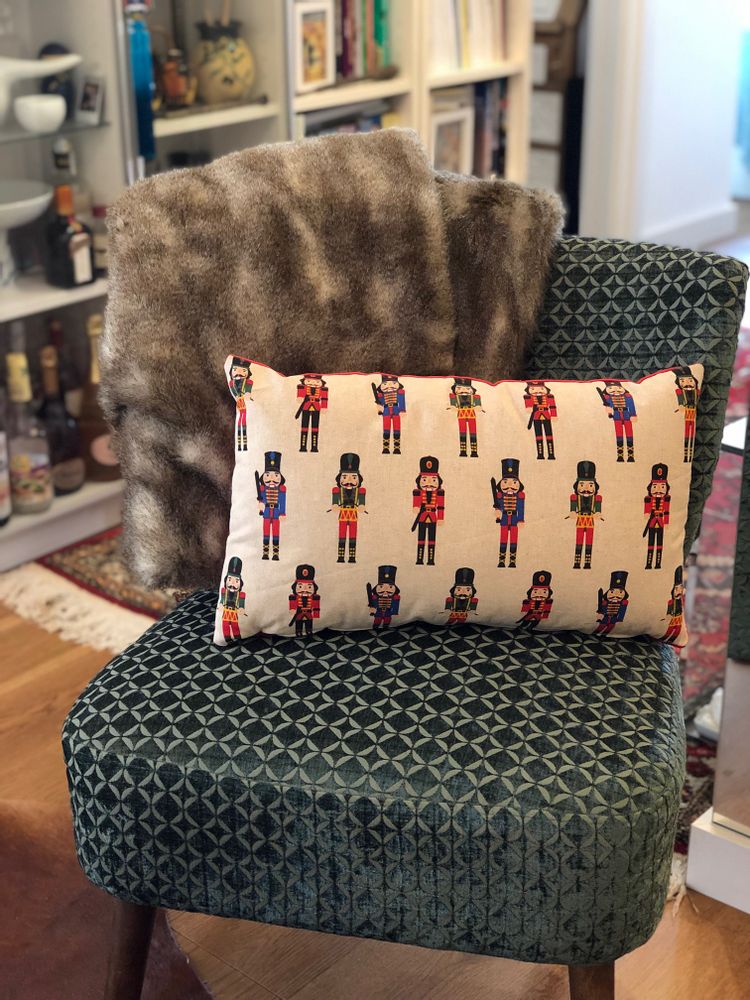 Cushions - Nutcracker cushion with green or red velvet back - AUTHENTIQUE LIVING