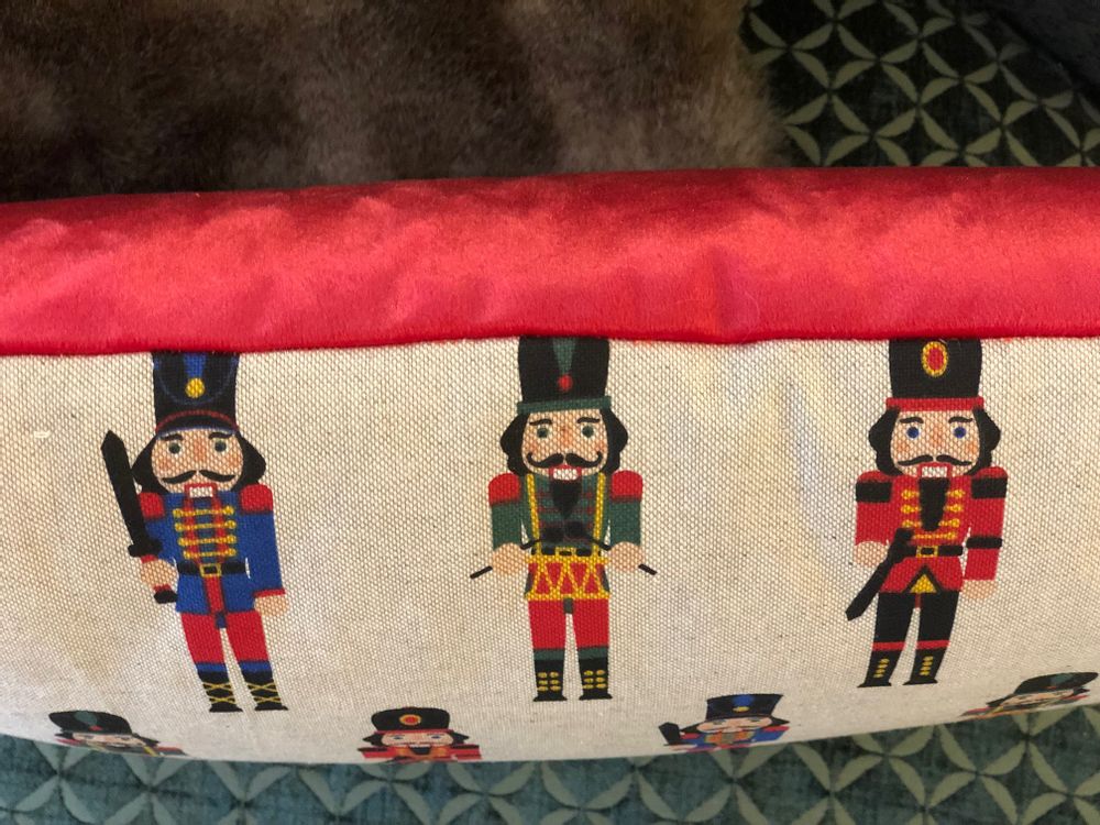 Cushions - Nutcracker cushion with green or red velvet back - AUTHENTIQUE LIVING