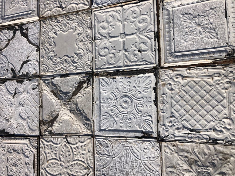 Office design and planning - Wall decorations “Tin Tiles” - TRIBUS & ROYAUMES PIECES UNIQUES
