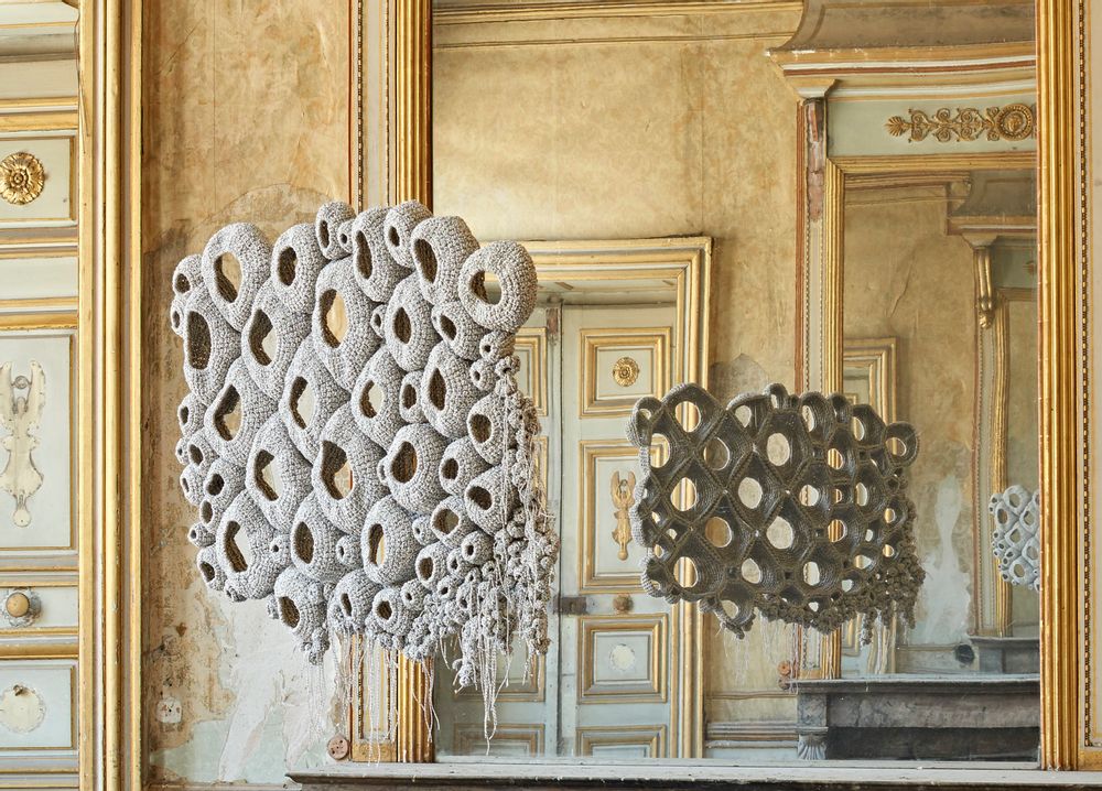Pièces uniques - PUNTOS. Installation textile - MONA PIGLIACAMPO . ATELIER SOL DE MAYO