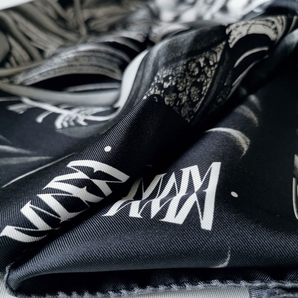 Foulards et écharpes - Foulard / carré imprimé 100 % twill de soie - LEGEND BLACK & WHITE 90 x 90 cm - roulotté à la française - Maison Fétiche - MAISON FÉTICHE