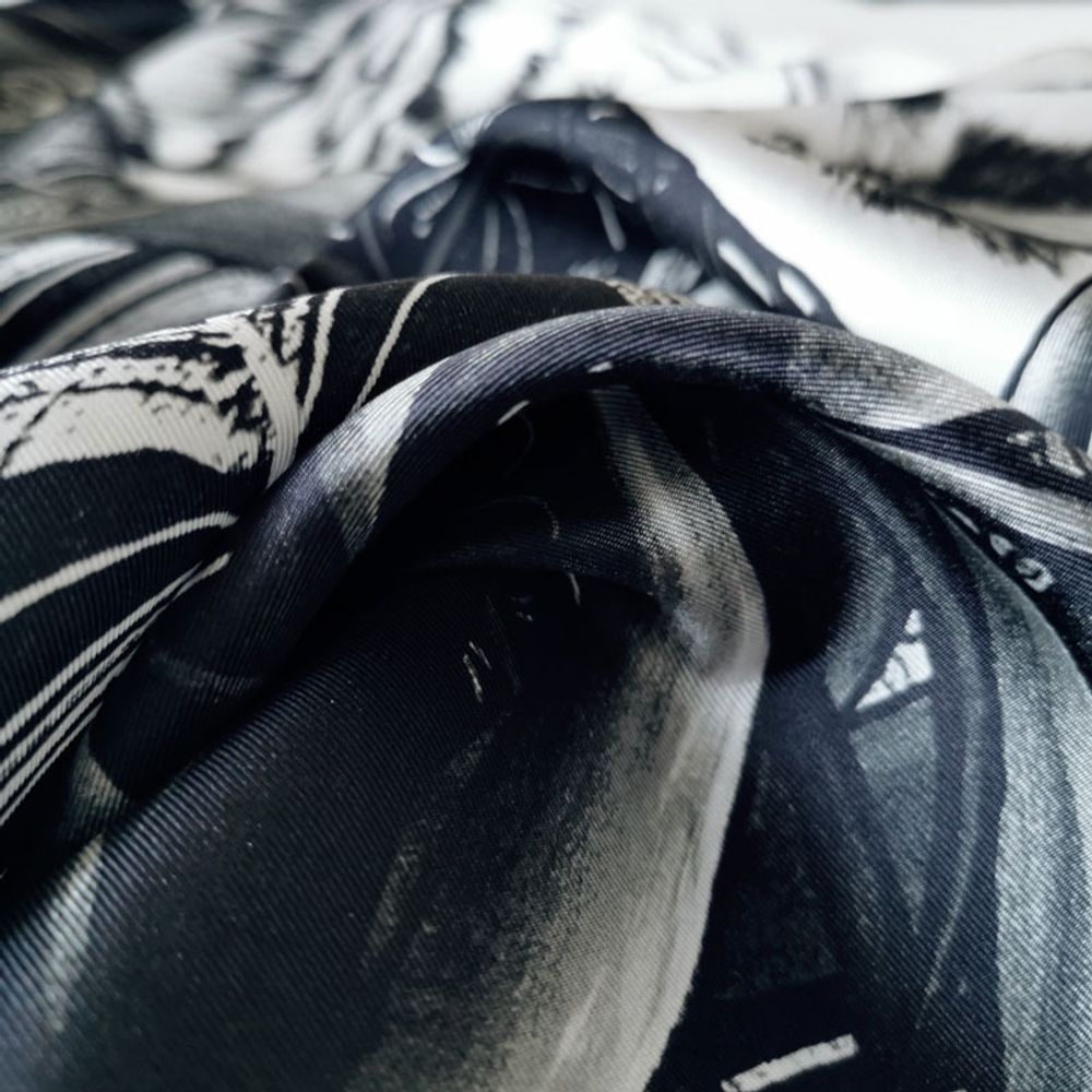 Foulards et écharpes - Foulard / carré imprimé 100 % twill de soie - LEGEND BLACK & WHITE 90 x 90 cm - roulotté à la française - Maison Fétiche - MAISON FÉTICHE