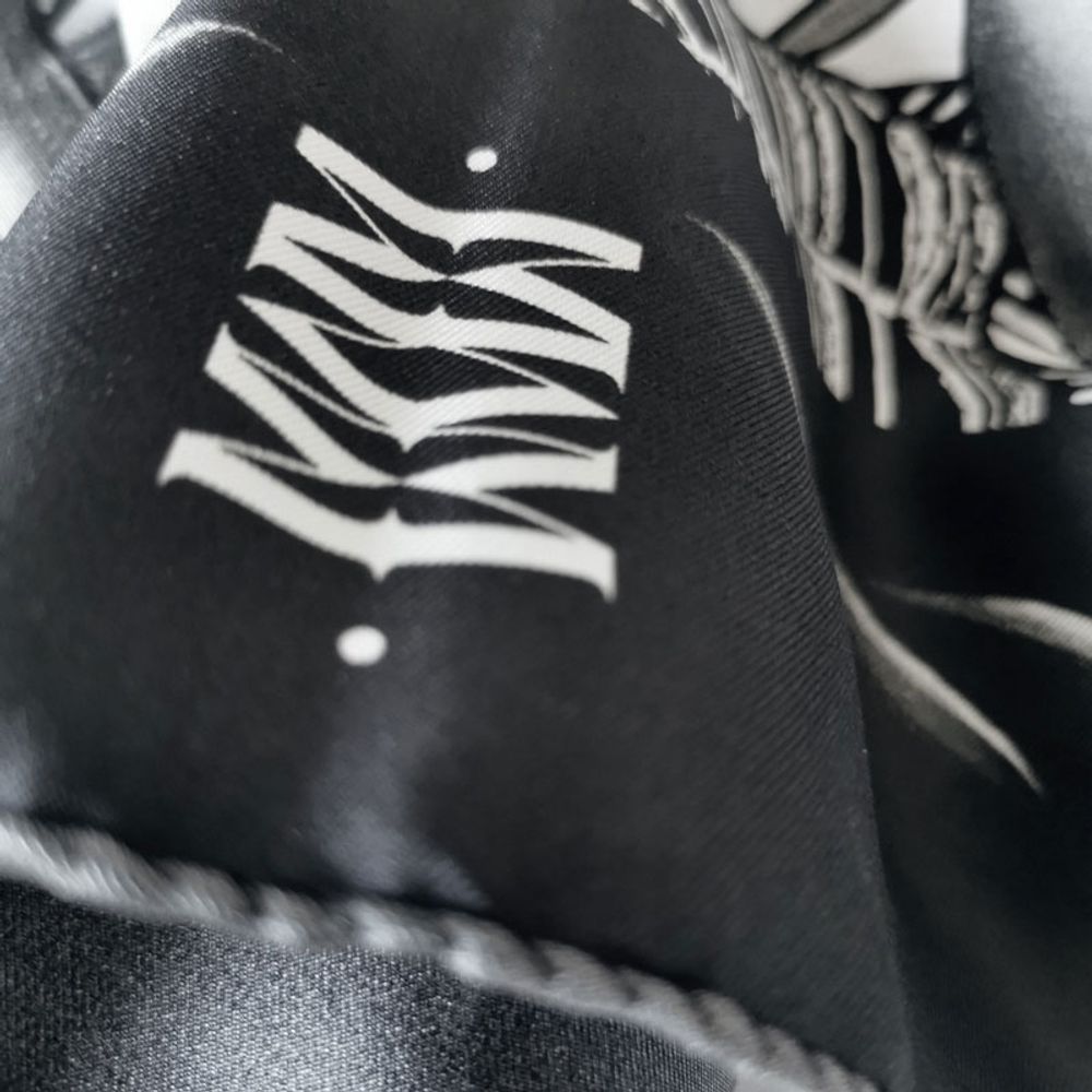 Foulards et écharpes - Foulard / carré imprimé 100 % twill de soie - LEGEND BLACK & WHITE 90 x 90 cm - roulotté à la française - Maison Fétiche - MAISON FÉTICHE
