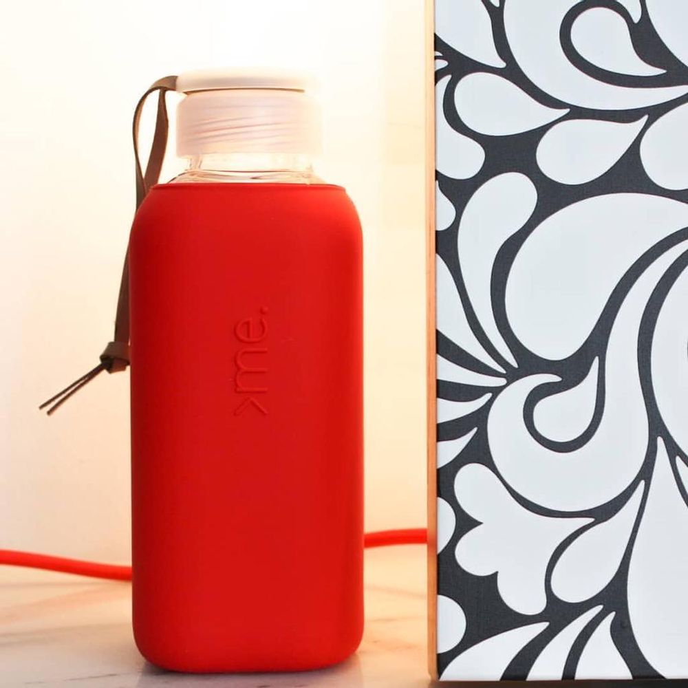 Cadeaux - BOUTEILLE EN VERRE RÉUTILISABLE ROUGE (600ml) SQUIREME. Y1 DURABLE. - SQUIREME.