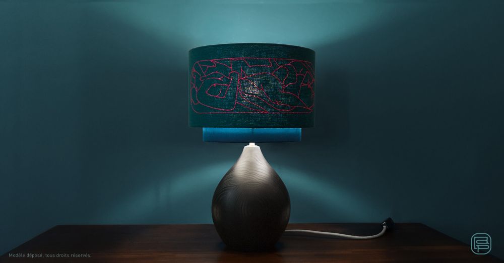Objets design - Lampe Petia K, abat-jour brodé - LOU DE PRAY