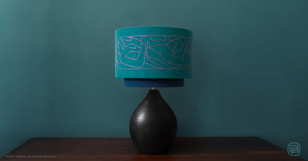 Objets design - Lampe Petia K, abat-jour brodé - LOU DE PRAY