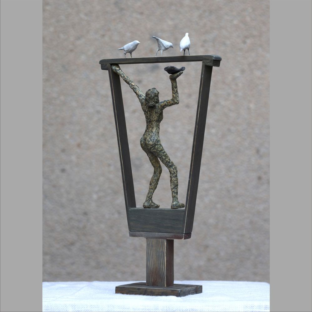 Sculptures, statuettes and miniatures - COMPANIONSHIP LADY WITH THE BIRD SCULPTURE - ARANYA EARTHCRAFT