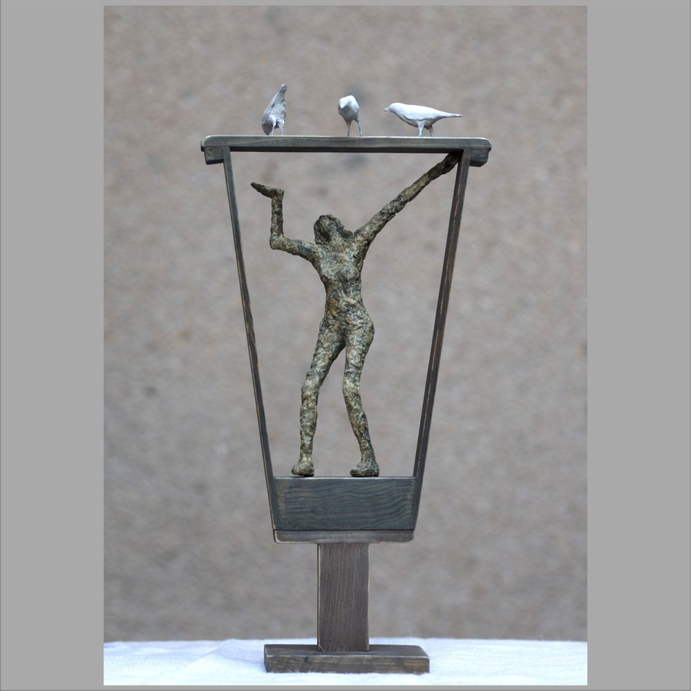 Sculptures, statuettes and miniatures - COMPANIONSHIP LADY WITH THE BIRD SCULPTURE - ARANYA EARTHCRAFT