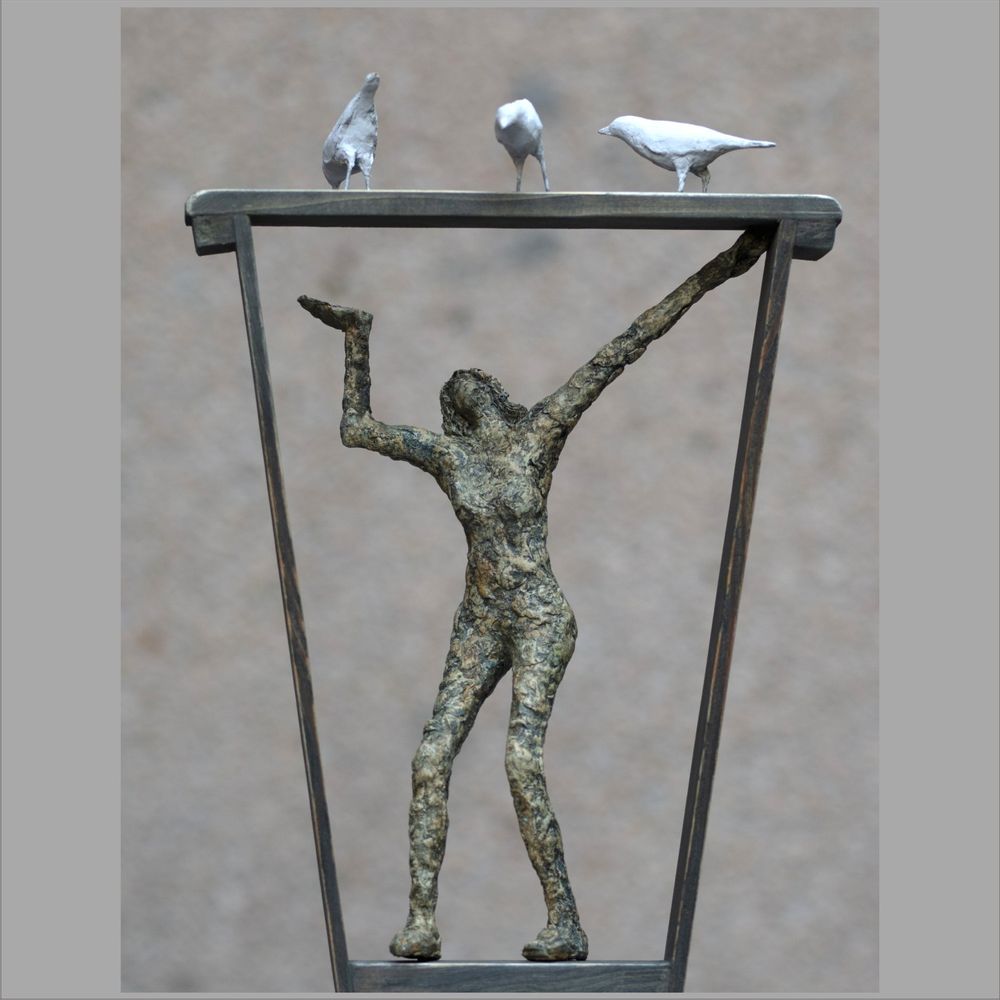 Sculptures, statuettes and miniatures - COMPANIONSHIP LADY WITH THE BIRD SCULPTURE - ARANYA EARTHCRAFT